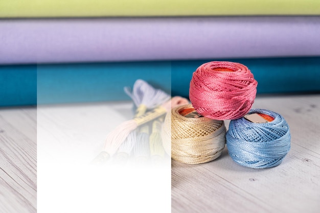 zestaw kolorowych nici do haftu